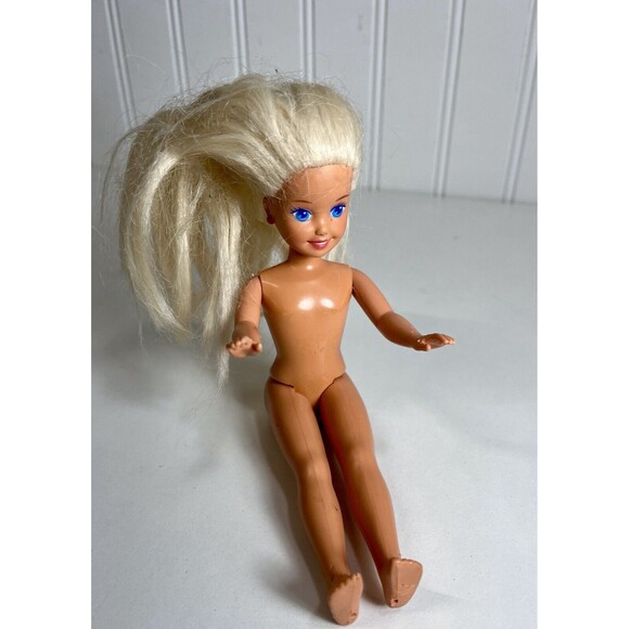 Mattel Barbie Teen Skipper Doll Blond Hair 1991. Movable Arms/Legs. Red Earrings - Picture 6 of 9